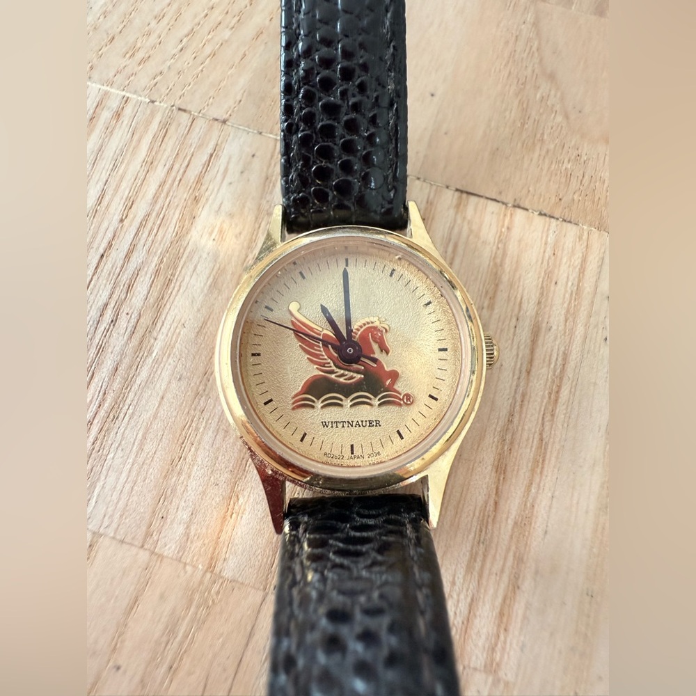 Wittnauer ladies gold tone Pegasus black leather watch NEW BATTERY